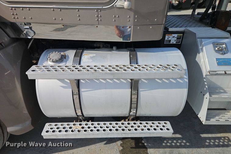 image for item EB8221 2013 Kenworth T660 semi truck