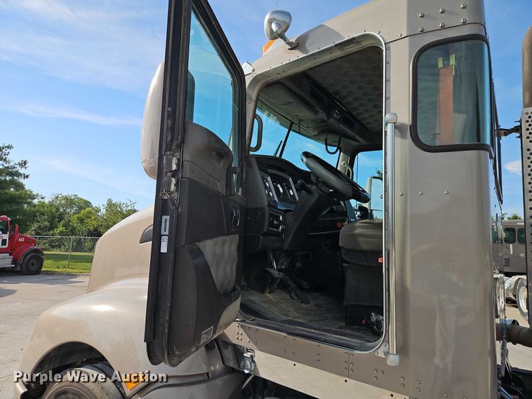 image for item EB8221 2013 Kenworth T660 semi truck
