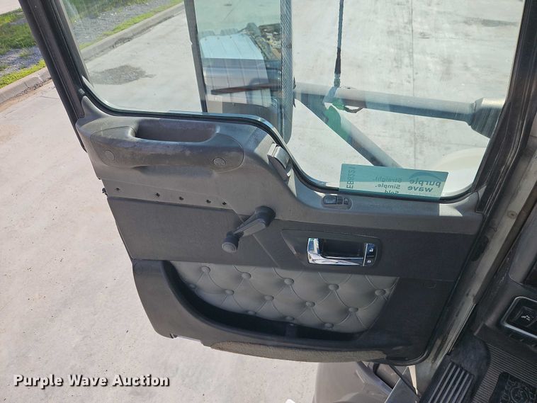 image for item EB8221 2013 Kenworth T660 semi truck