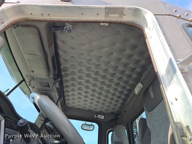 image for item EB8221 2013 Kenworth T660 semi truck