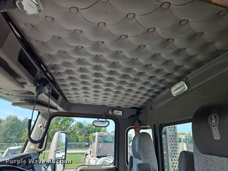 image for item EB8221 2013 Kenworth T660 semi truck