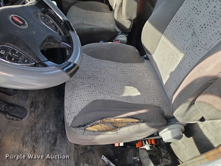 image for item EB8221 2013 Kenworth T660 semi truck