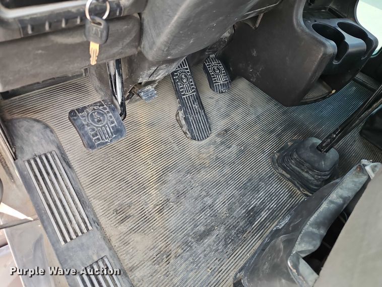 image for item EB8221 2013 Kenworth T660 semi truck