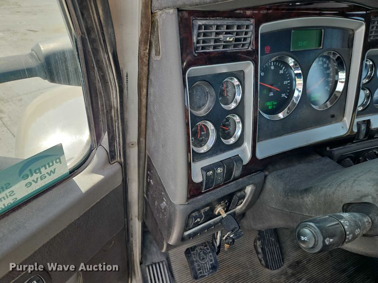 image for item EB8221 2013 Kenworth T660 semi truck