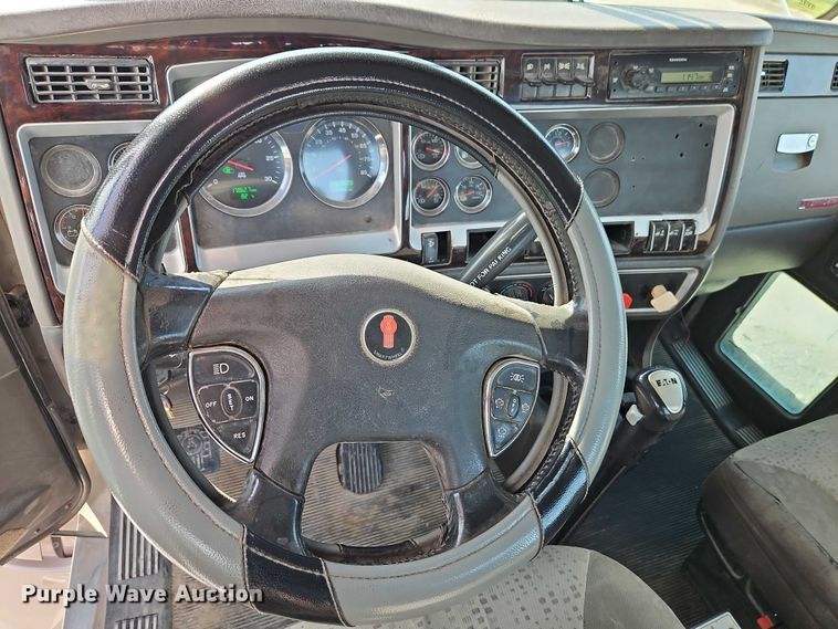 image for item EB8221 2013 Kenworth T660 semi truck
