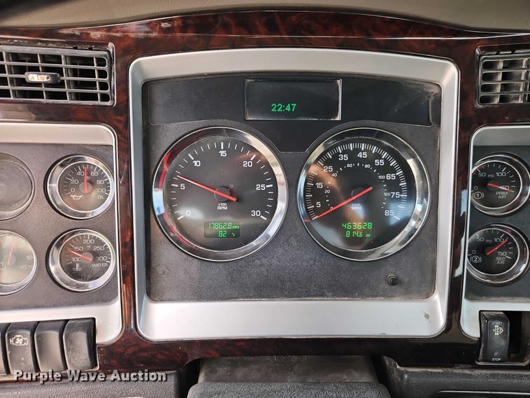 image for item EB8221 2013 Kenworth T660 semi truck