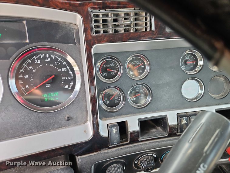 image for item EB8221 2013 Kenworth T660 semi truck