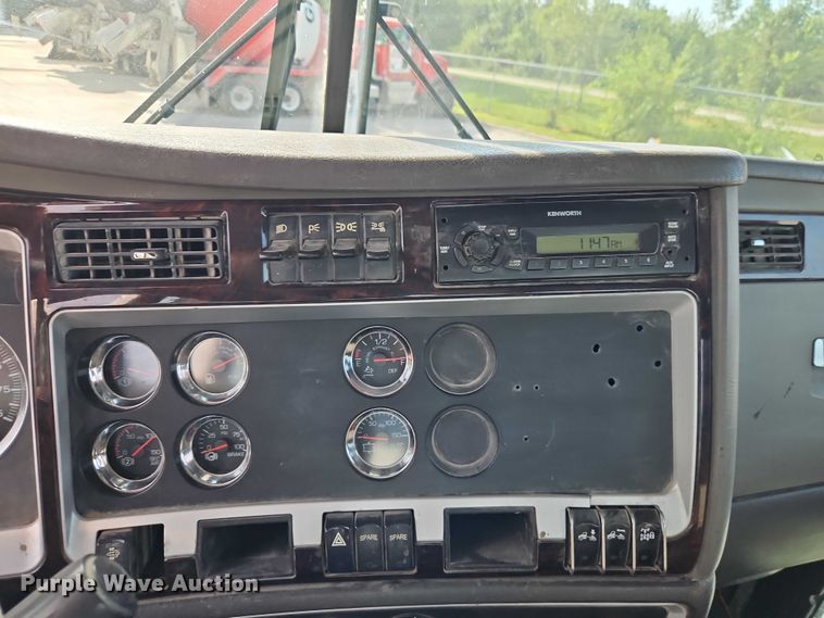 image for item EB8221 2013 Kenworth T660 semi truck