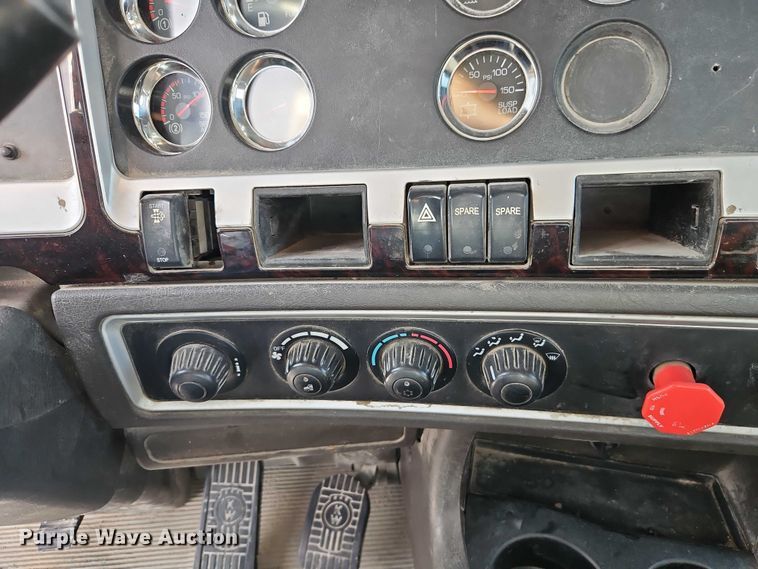 image for item EB8221 2013 Kenworth T660 semi truck