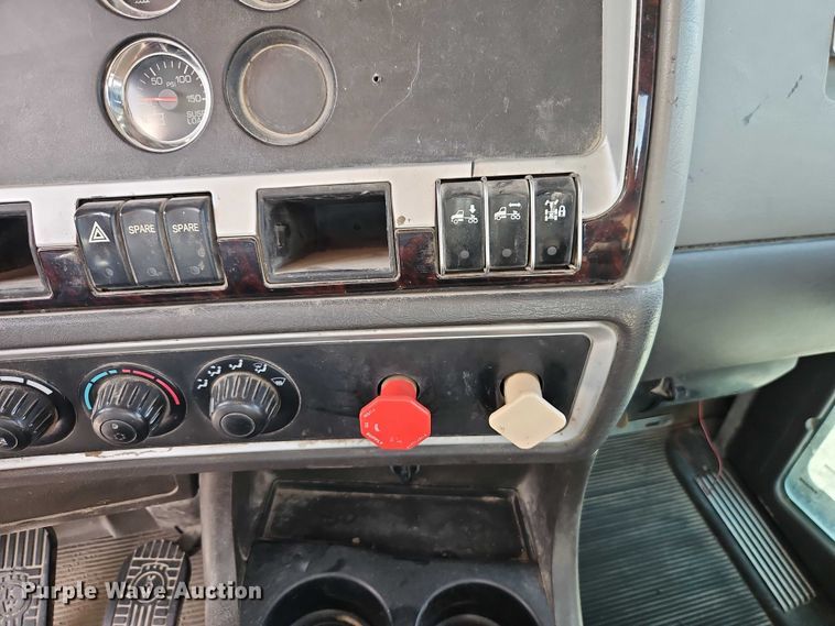 image for item EB8221 2013 Kenworth T660 semi truck