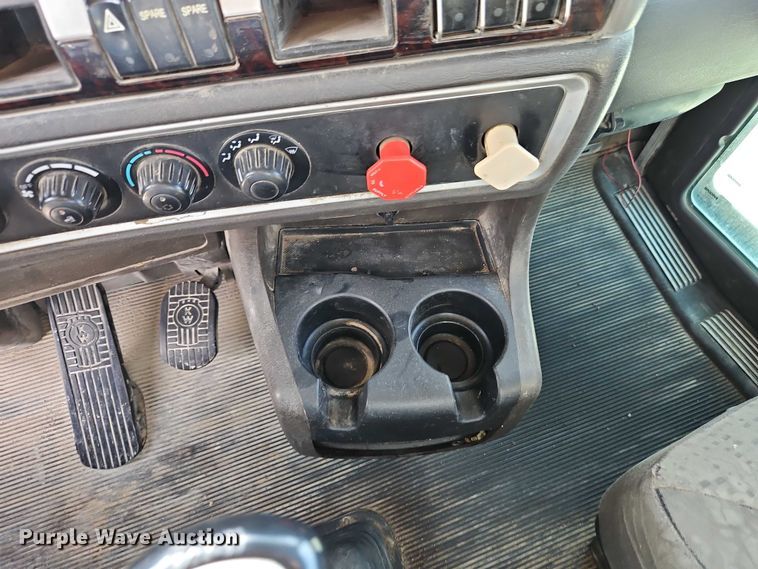 image for item EB8221 2013 Kenworth T660 semi truck