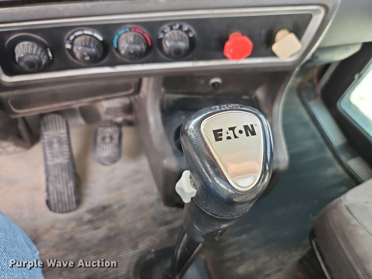 image for item EB8221 2013 Kenworth T660 semi truck