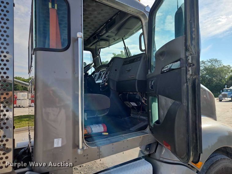 image for item EB8221 2013 Kenworth T660 semi truck
