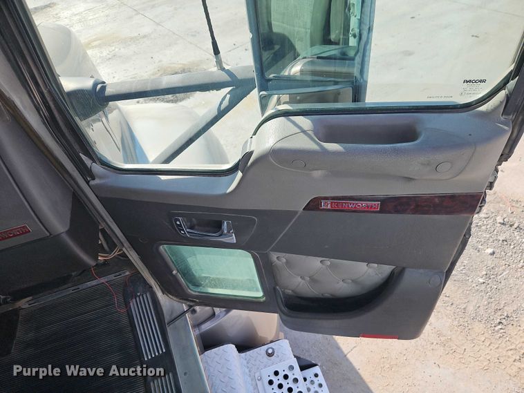 image for item EB8221 2013 Kenworth T660 semi truck