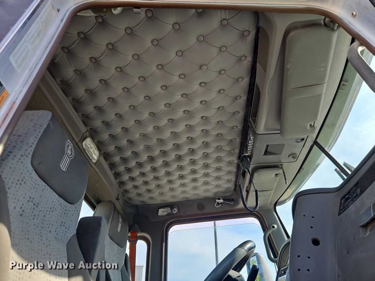 image for item EB8221 2013 Kenworth T660 semi truck