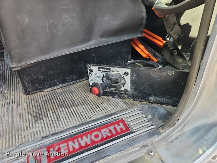 image for item EB8221 2013 Kenworth T660 semi truck