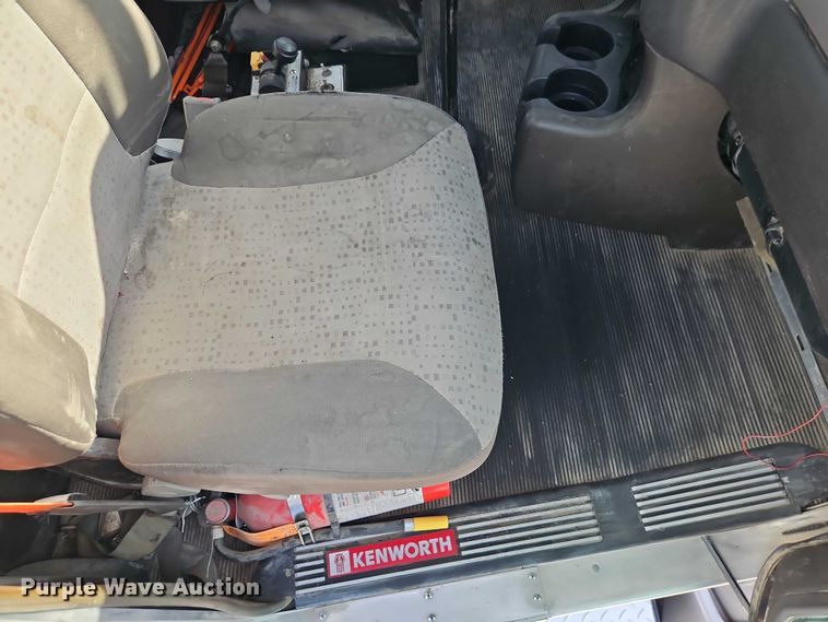 image for item EB8221 2013 Kenworth T660 semi truck