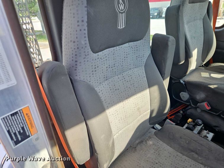 image for item EB8221 2013 Kenworth T660 semi truck