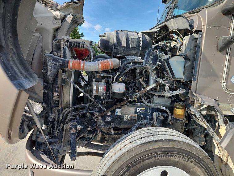 image for item EB8221 2013 Kenworth T660 semi truck