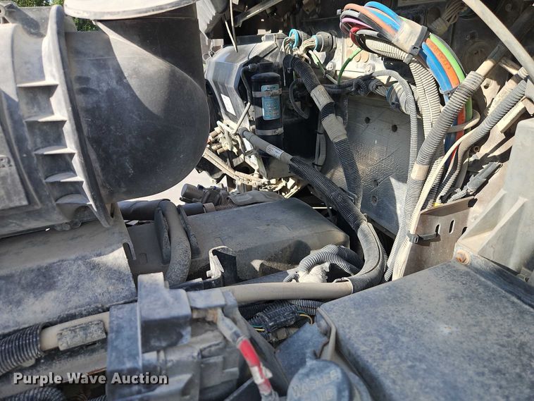 image for item EB8221 2013 Kenworth T660 semi truck