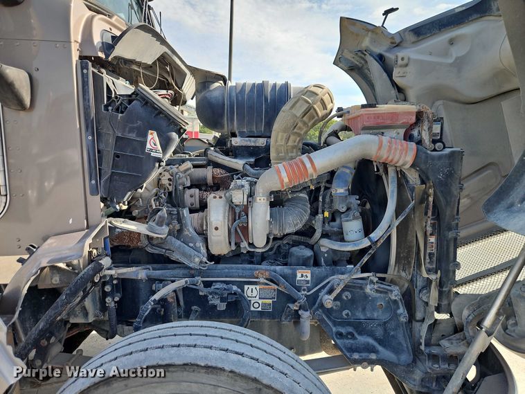 image for item EB8221 2013 Kenworth T660 semi truck