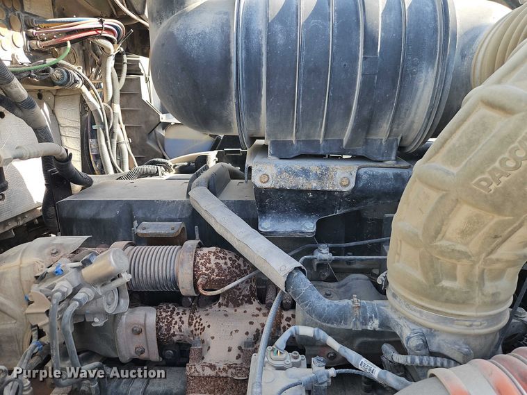 image for item EB8221 2013 Kenworth T660 semi truck