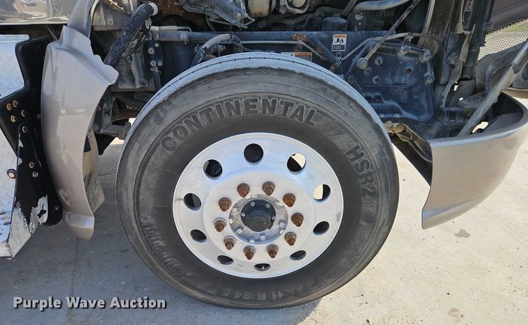 image for item EB8221 2013 Kenworth T660 semi truck