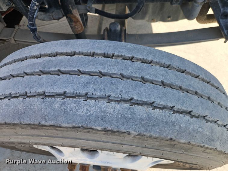 image for item EB8221 2013 Kenworth T660 semi truck