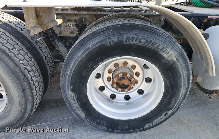 image for item EB8221 2013 Kenworth T660 semi truck