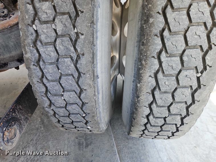 image for item EB8221 2013 Kenworth T660 semi truck