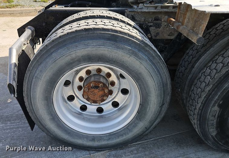 image for item EB8221 2013 Kenworth T660 semi truck