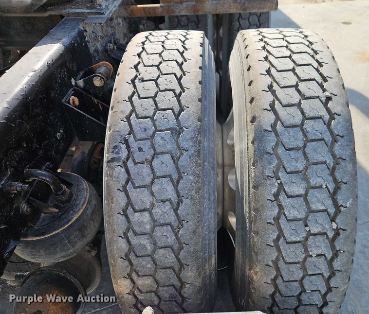 image for item EB8221 2013 Kenworth T660 semi truck