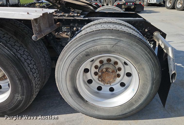 image for item EB8221 2013 Kenworth T660 semi truck