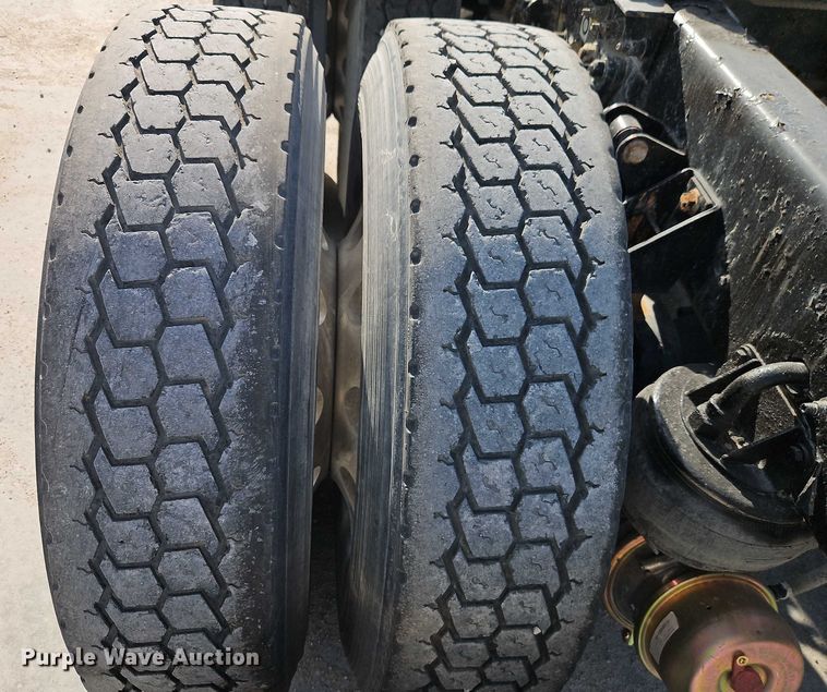 image for item EB8221 2013 Kenworth T660 semi truck