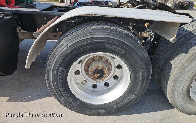 image for item EB8221 2013 Kenworth T660 semi truck