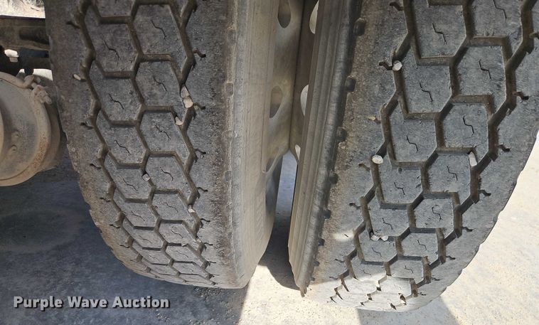 image for item EB8221 2013 Kenworth T660 semi truck