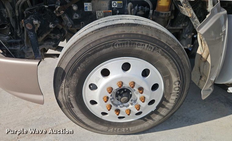 image for item EB8221 2013 Kenworth T660 semi truck