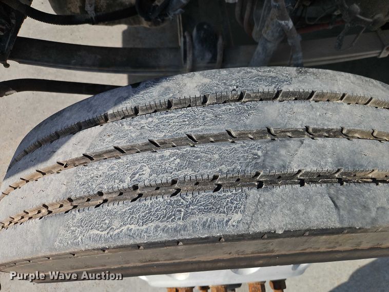 image for item EB8221 2013 Kenworth T660 semi truck