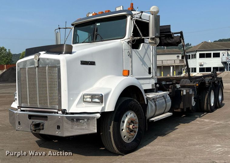 image for item EC4370 2015 Kenworth T800 roll-off container truck