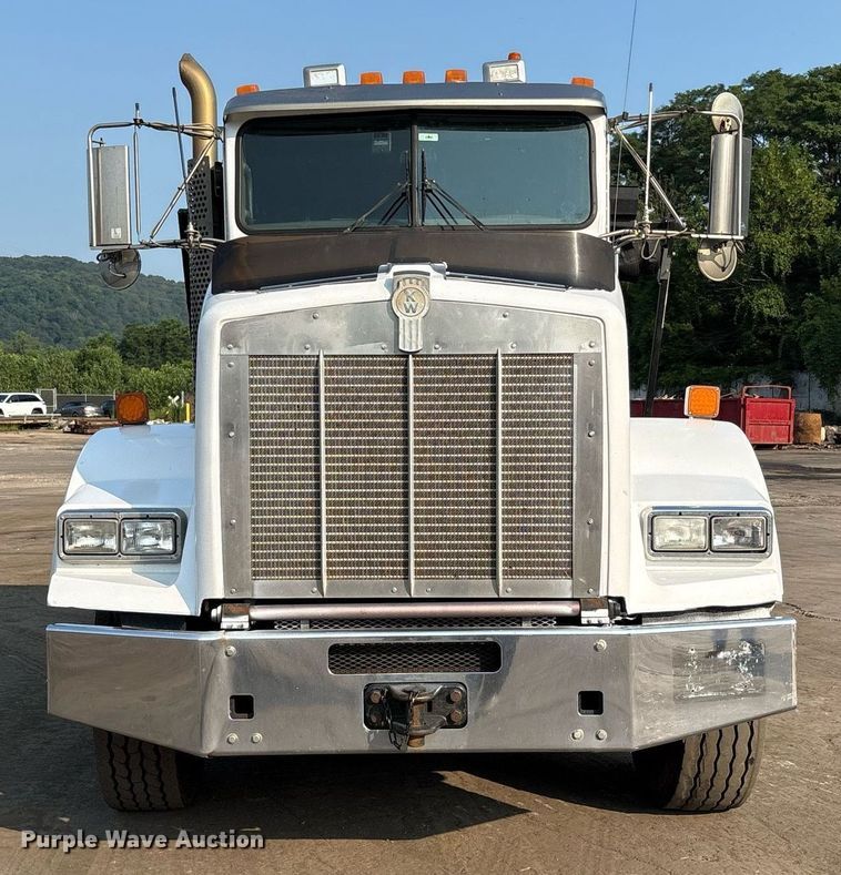 image for item EC4370 2015 Kenworth T800 roll-off container truck