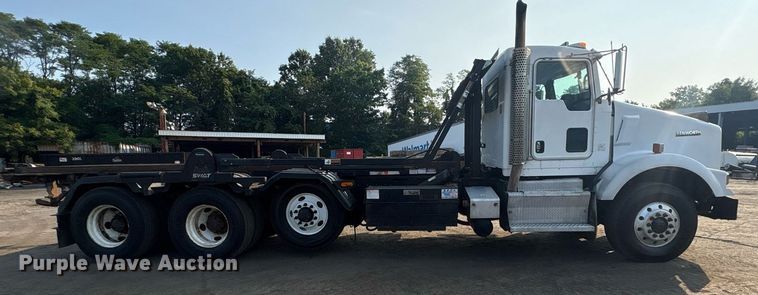 image for item EC4370 2015 Kenworth T800 roll-off container truck