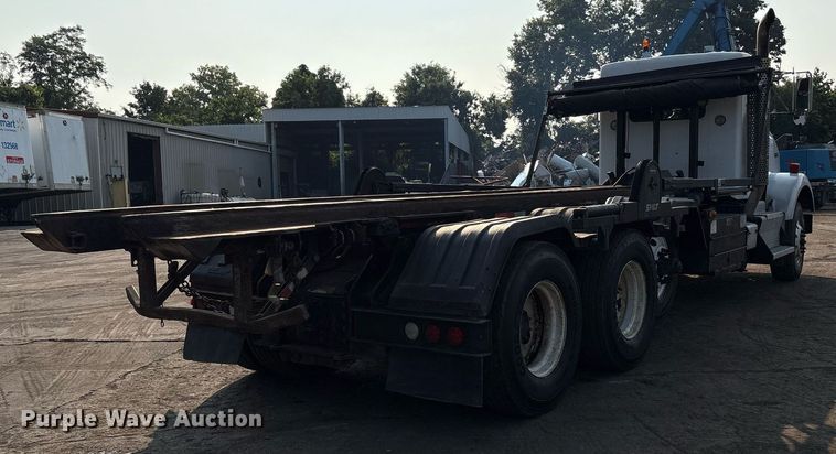 image for item EC4370 2015 Kenworth T800 roll-off container truck