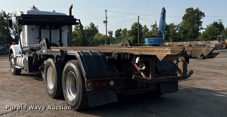 image for item EC4370 2015 Kenworth T800 roll-off container truck