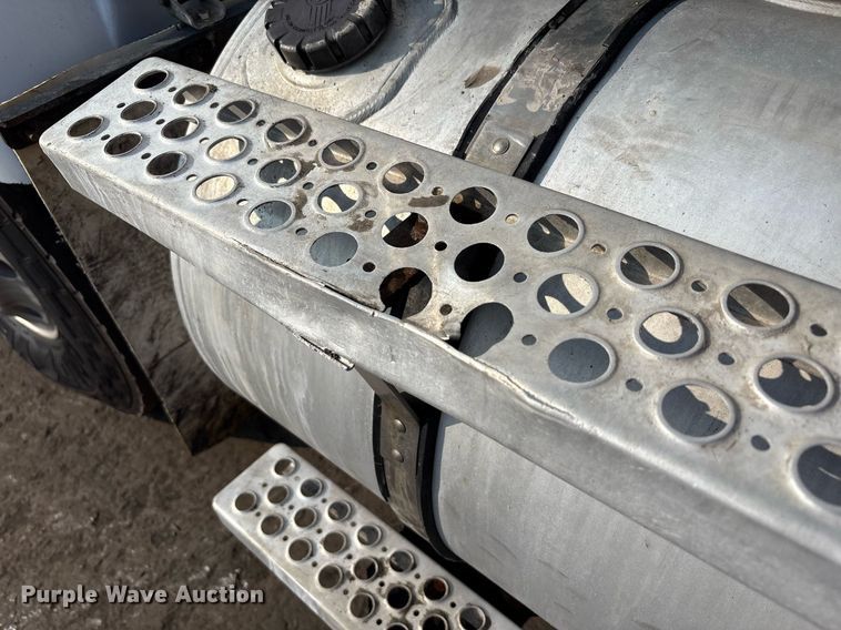 image for item EC4370 2015 Kenworth T800 roll-off container truck