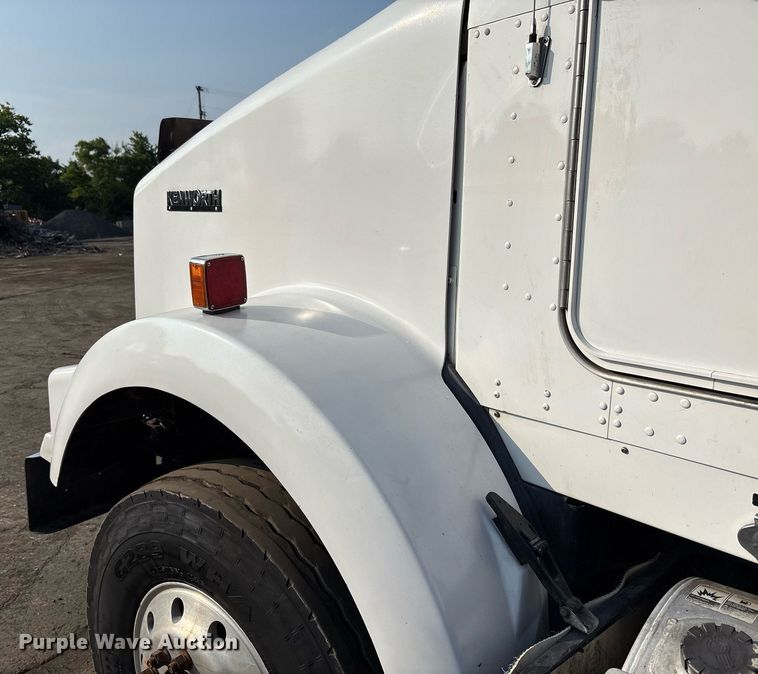 image for item EC4370 2015 Kenworth T800 roll-off container truck