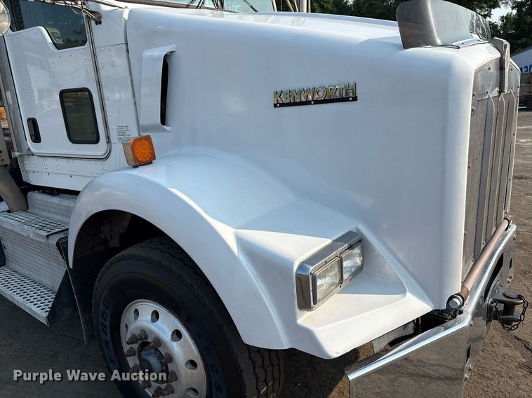 image for item EC4370 2015 Kenworth T800 roll-off container truck