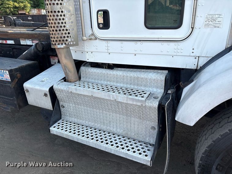 image for item EC4370 2015 Kenworth T800 roll-off container truck