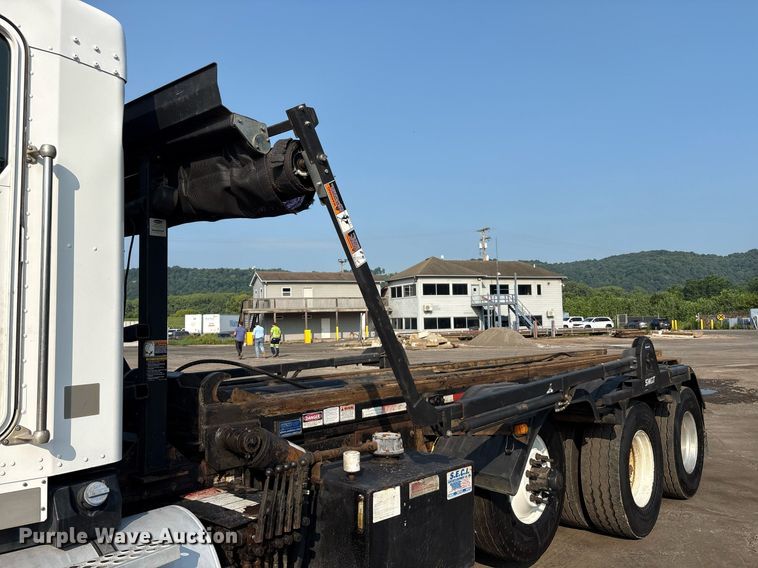 image for item EC4370 2015 Kenworth T800 roll-off container truck