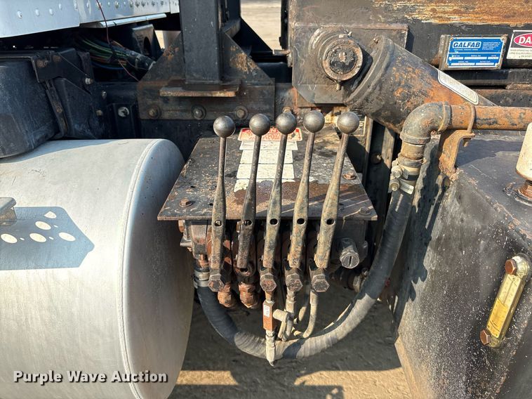 image for item EC4370 2015 Kenworth T800 roll-off container truck