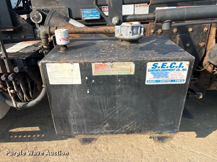 image for item EC4370 2015 Kenworth T800 roll-off container truck